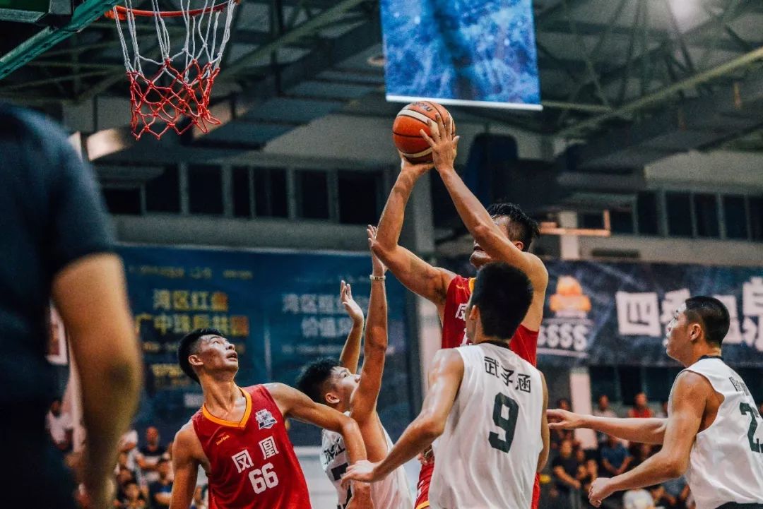 开云体育-网球公开赛焦点战：东城雄狮队大胜蓬莱雷豹队，外线火力全开。防守强度拉满(四打网球公开赛)