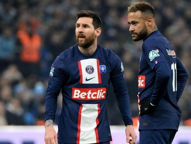 开云体育-战术调整引发热议！，梅西在曼联比赛中出色防守观众掌声雷动的简单介绍