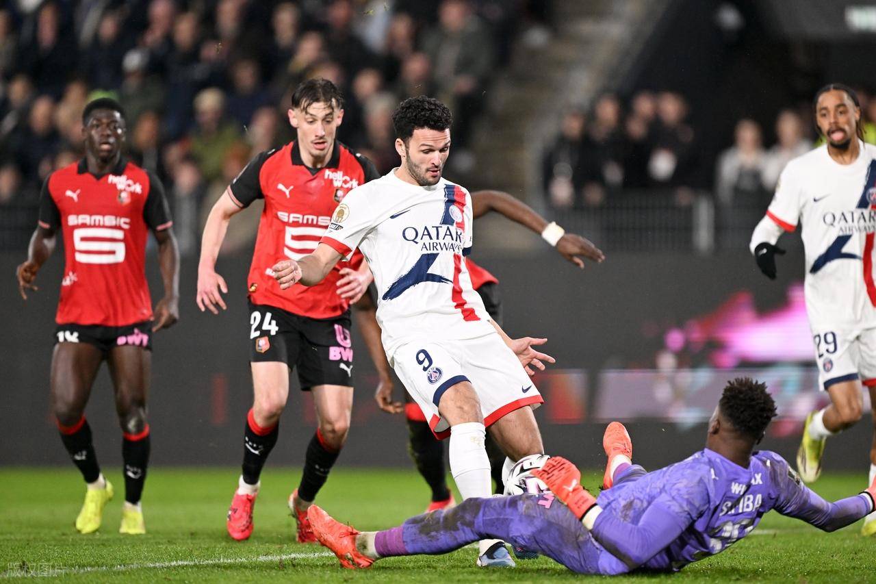 开云-关于西亚卡姆爆冷击败巴黎圣日耳曼，出色防守引爆全场！的信息